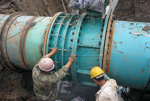 西藏山南地区洛扎县钢制松套伸缩接头现场图2